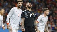 Ekspresi pemain Argentina, Nicolas Otamendi saat gagal mencetak gol ke gawang Spanyol pada laga uji coba di Wanda Metropolitano stadium, Madrid, (27/3/2018). Spanyol menang telak 6-1 atas Argentina. (AP/Francisco Seco)