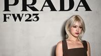 Penyanyi, rapper, dan penari asal Korea dan Kanada, Jeon Somi, tiba untuk menghadiri presentasi koleksi Musim Gugur-Musim Dingin 2023-2024 Wanita Prada pada tanggal 23 Februari 2023 selama Pekan Mode di Milan. (Marco BERTORELLO / AFP)