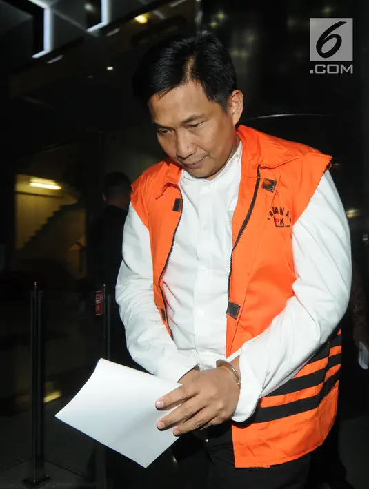 Anggota DPR Fraksi Golkar Bowo Sidik Pangarso tertunduk usai menjalani pemeriksaan perdana di Gedung KPK, Jakarta, Selasa (2/4). Bowo diperiksa sebagai tersangka dugaan menerima suap terkait kerja sama pengangkutan pupuk melalui kapal. (merdeka.com/Dwi Narwoko)