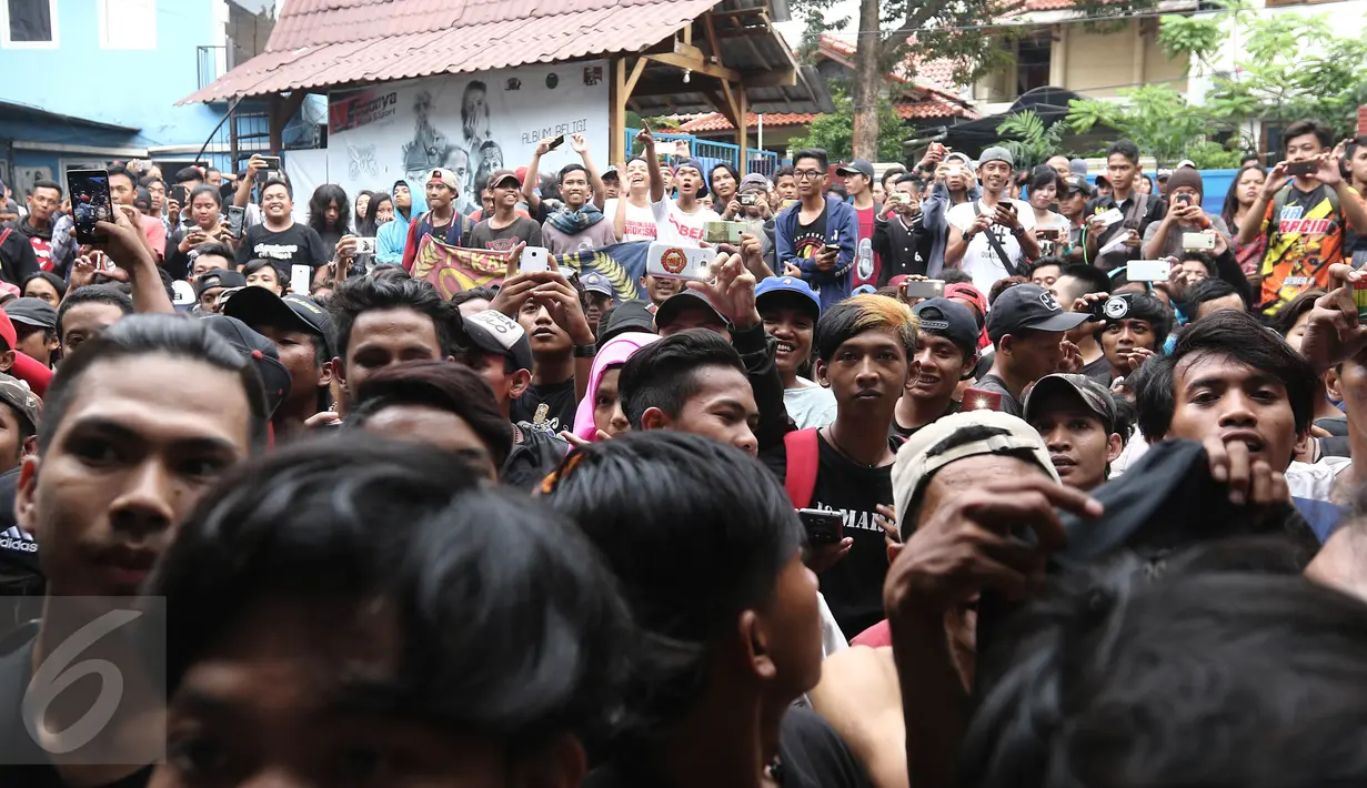 Slanker memadati markas Slank di Potlot, Jakarta Selatan, Jumat (10/3). Slank menggelar mini Showcase untuk perayaan HUT ke-43 Kaka Slank. (Liputan6.com/Herman Zakharia)