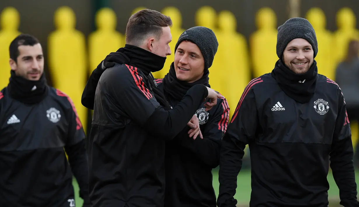 Pemain Manchester United, Ander Herrera dan Daley Blind saat mengikiuti sesi latihan jelang laga Liga Champions di Manchester, Senin (4/12/2017). Manchester United akan berhadapan dengan CSKA Moscow. (AFP/Paul Ellis)
