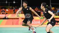 Ganda campuran Indonesia, Praveen Jordan/Debby Susanto saat melawan Ganda campuran Hongkong Lee Chun Hei Reginald/Chau Hoi Wah di Olimpiade Rio de Janeiro 2016, Brasil, Kamis (11/8). (AFP PHOTO/Goh Chai Hin)