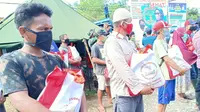 Presiden Jokowi kirimkan bantuan sembako kepada masyarakat terdampak banjir bandang di Kabupaten Luwu Utara, Sulawesi Utara. (foto: Biro Pers Sekretariat Presiden)