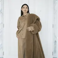 Jessica Mila tampil memesona dengan gaya glamor berbalut mantel bulu yang penuh gaya. [Foto: Instagram/ Jessica Mila]