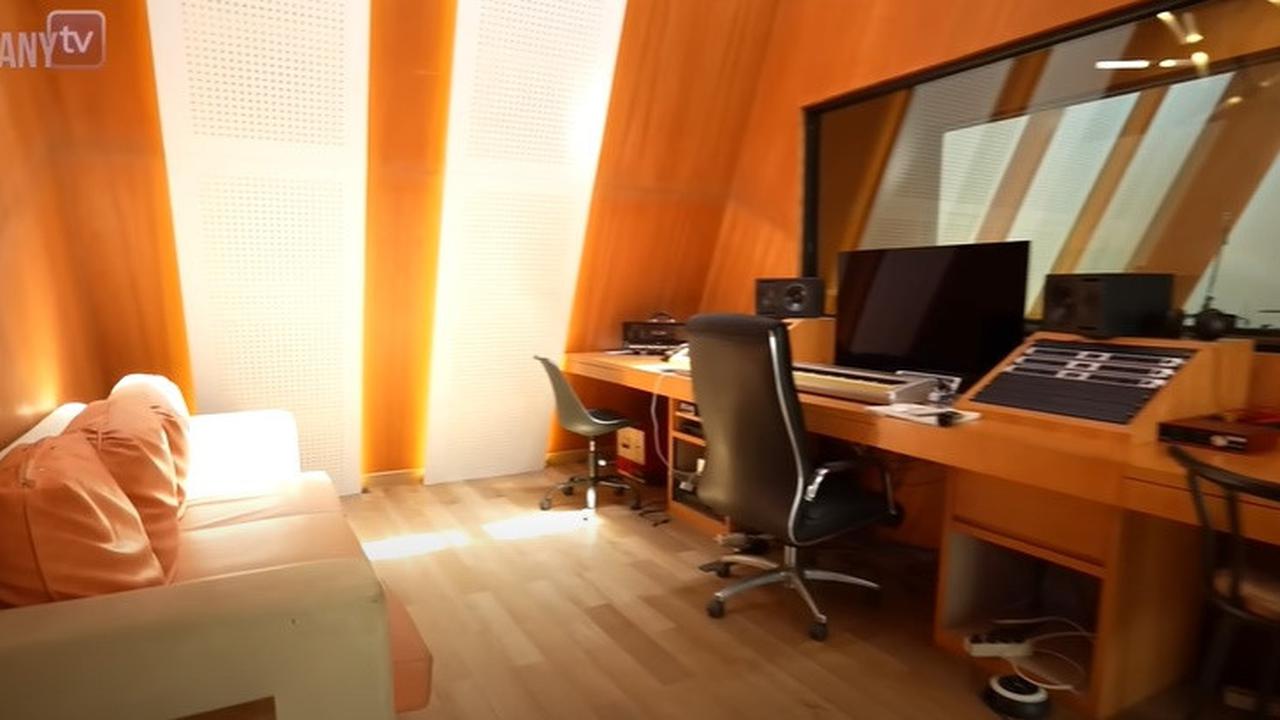 7 Potret Studio Ello yang Berada di Rooftop Rumah, Desain Mirip Rumah Panggung - Jadi Tempat Berkarya
