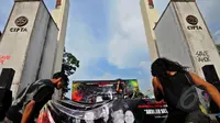 Taman Ismail Marzuki (TIM) menggelar konser "Indonesia Bersih Dari Maling Hak Cipta" bersama musisi-musisi reggae, Jakarta, Senin (9/3/2015). (Liputan6.com/Faisal R Syam)