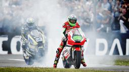 Anthony West. Pembalap Australia berusia 40 tahun yang terakhir tampil di Superbike pada 2021 ini merupakan salah satu master di atas trek basah. Ia membuktikannya dua kali di Sirkuit Assen pada 2003 dan 2014. Hebatnya, pada 2014 ia juara Moto2 saat start dari posisi 23. (AFP/Jerry Lampen)