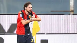 Pemain Genoa, Mattia Destro, melakukan selebrasi usai mencetak gol ke gawang AC Milan pada laga Liga Italia di Stadion Luigi Ferraris, Kamis (17/12/2020). Kedua tim bermain imbang 2-2. (Spada/LaPresse via AP)
