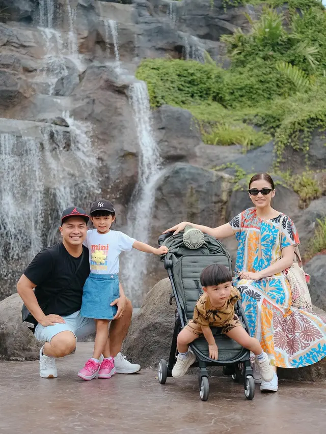 8 Gaya Modis Chelsea Olivia Layaknya ABG Saat Liburan di Singapura