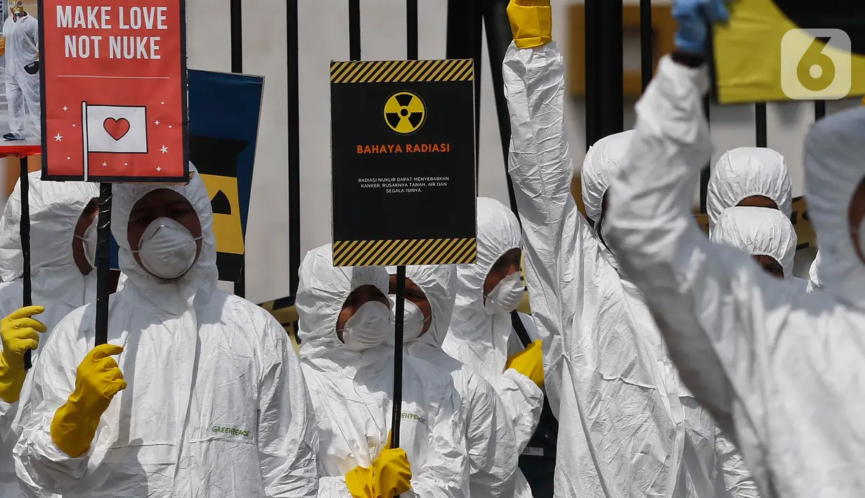 Aktivis Greenpeace saat menggelar aksi damai kreatif menolak energi nuklir di depan Gedung DPR, Jakarta, Jumat (13/3/2020). Aksi ini bagian dari peringatan sembilan tahun bencana Fukushima. (Liputan6.com/Johan Tallo)