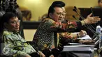 Ketua DPD Irman Gusman (tengah) saat memimpin Sidang Paripurna Luar Biasa DPD RI di Kompleks Parlemen, Jakarta, Rabu (13/4/2016). Irman Gusman diinterupsi anggota DPD yang menolak dirinya memimpin sidang. (Liputan6.com/Johan Tallo)
