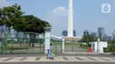 Warga berjalan di depan pagar Monumen Nasional (Monas), Jakarta, Sabtu (15/5/2021). Warga kecewa lantaran tempat wisata tersebut ditutup, padahal mereka datang untuk menikmati libur Idul Fitri 1442 Hijriah. (merdeka.com/Imam Buhori)