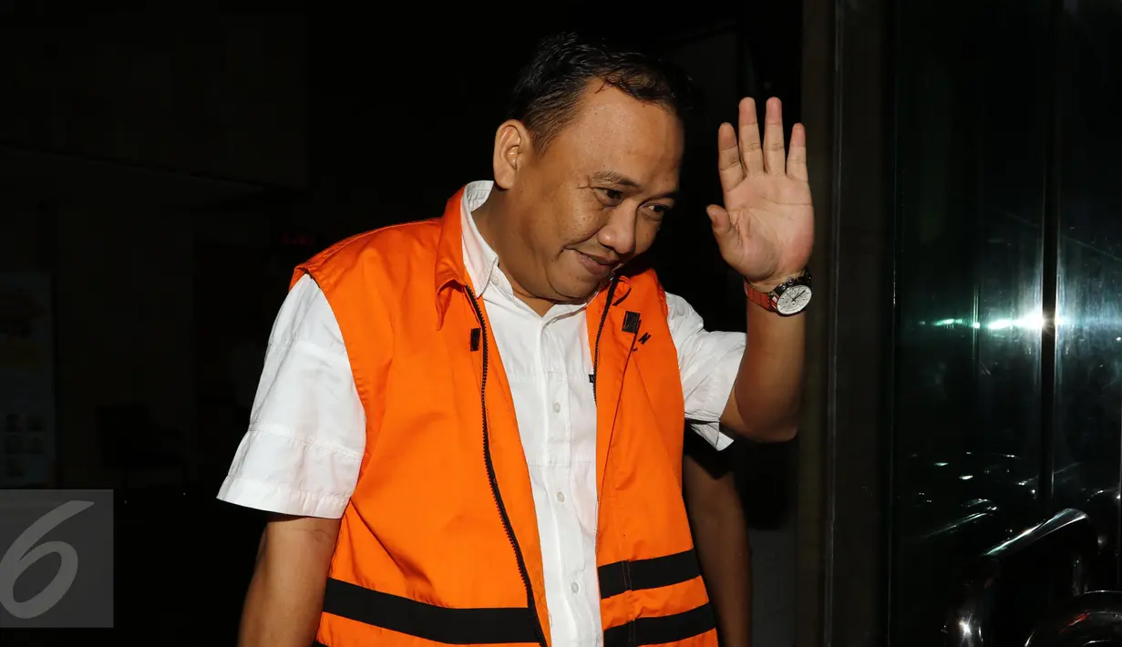 Direktur CV Putra Pratama Zulfikar Muharrami melambaikan tangannya seusai diperiksa KPK, Jakarta, Senin (10/10). Zulfikar diduga turut menyuap Bupati Banyuasin Yan Anton sebesar Rp 1 Milyar. (Liputan6.com/Helmi Afandi)