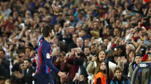 Foto: Gracias, Pique! Momen Pensiun Manis Gerard Pique, Bawa Barcelona Puncaki Klasemen Liga Spanyol