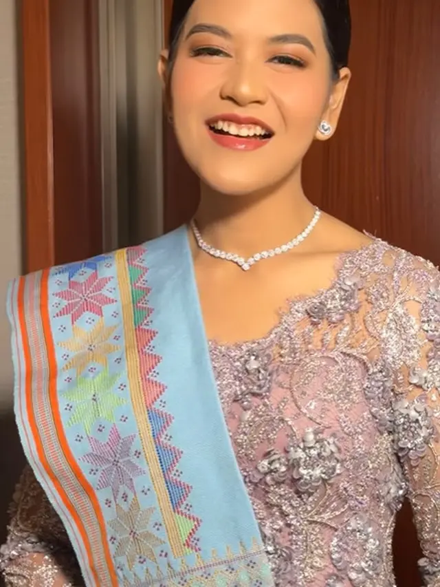 Potret Menawan Khas Ibu Pejabat Kahiyang Ayu Saat Pelantikan Kepala Daerah, Pakai Kebaya Lilac dan Ulos