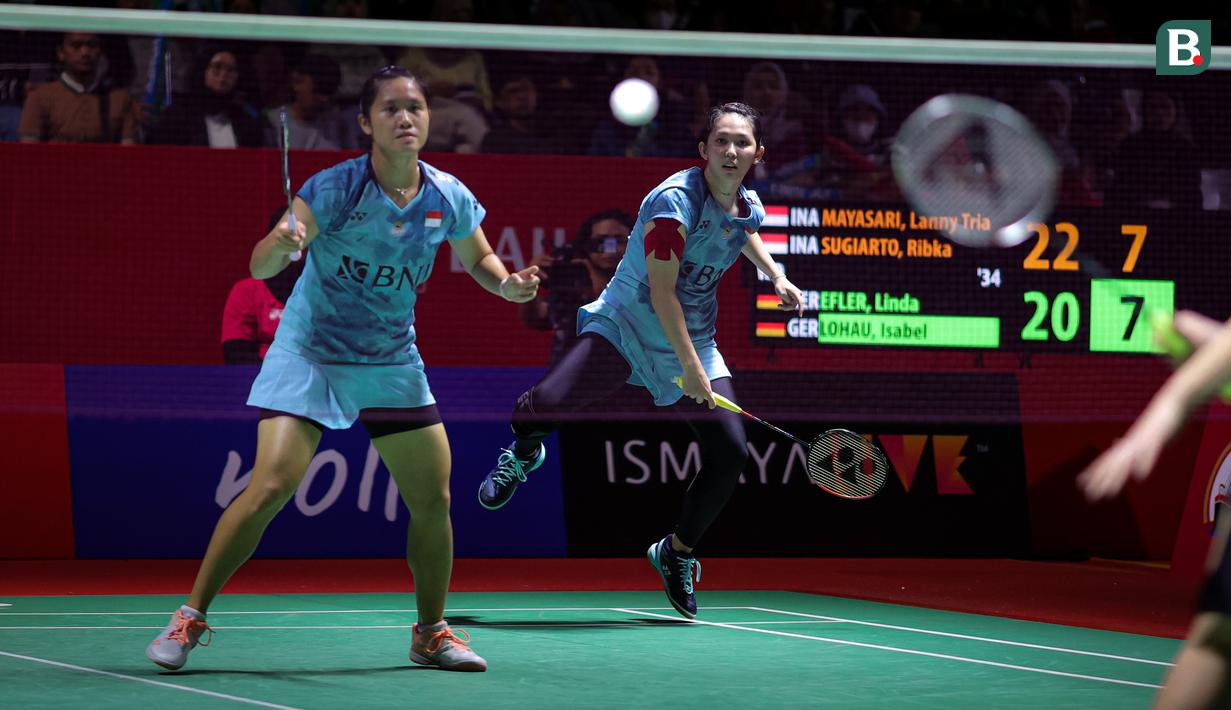 <p>Ganda putri Indonesia, Lanny Tria Mayasari/Ribka Sugiarto mengembalikan bola ke arah lawannya, pasangan Jerman, Linda Efler/Isabel Lohau pada laga babak 32 besar Daihatsu Indonesia Masters 2024 di Istora Senayan, Jakarta, Selasa (23/1/2024). Lanny Tria Mayasari/Ribka Sugiarto menang dua game langsung 22-20, 21-17. (Bola.com/Bagaskara Lazuardi)</p>