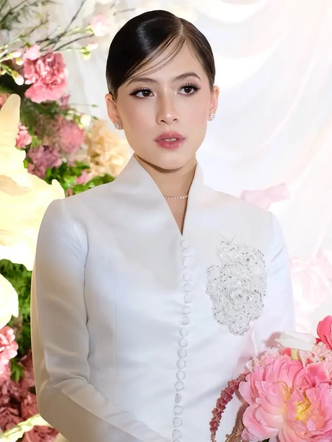 Makeup Zara Adhisty di hari pernikahan. [@anandachrstie]