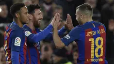 Para pemain Barcelona merayakan gol yang dicetak Lionel Messi ke gawang Athletic Bilbao pada laga leg kedua Copa del Rey di Stadion Camp Nou, Spanyol, Rabu (11/1/2017). Menang 3-1 atas Bilbao, Barca berhasil lolos dengan agregat gol 4-3. (AFP/Lluis Gene)