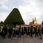Warga antre masuk kuil Buddha untuk memberi penghormatan terakhir kepada Raja Bhumibol Adulyadej. (Reuters)