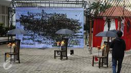 Pengunjung melihat karya seni instalasi di Galeri Nasional, Jakarta, Jumat (28/10). Pameran bertema SEA+ Tiennale menampilkan 44 karya seni rupa dua dan tiga dimensi buah pemikiran 44 perupa dari 12 negara. (Liputan6.com/Helmi Fithriansyah)