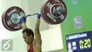 Lifter Nanggroe Aceh Darussalam, Surahmat saat melakukan angkatan clean and jerk di kelas 56kg PON XIX Jabar di Gymnasium Si Jalak Harupat, Kab Bandung, Selasa (20/9). Surahmat meraih emas dengan total angkatan 255kg. (Liputan6.com/Helmi Fithriansyah)