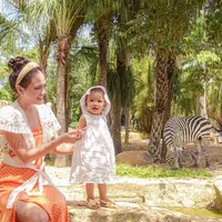Shandy Aulia sejak dulu dikenal dengan gayanya yang feminin. Tentunya personal style tersebut bisa diwariskan pada putrinya Claire Herbowo. Ia juga bisa tampil senada baik dari pemilihan outfit atau warna pakaian (Instagram @shandyaulia)