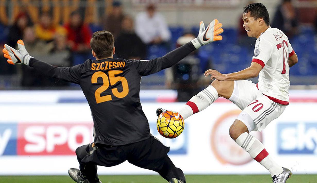 Striker AC Milan, Carlos Bacca, berusaha membobol gawang Roma yang dijaga Wojciech Szczesny pada laga Serie A di Stadion Olimpico, Italia, Sabtu (9/1/2016). Bacca berharap tampil tajam kontra Inter Milan, dini hari nanti. Reuters/Giampiero Sposito)