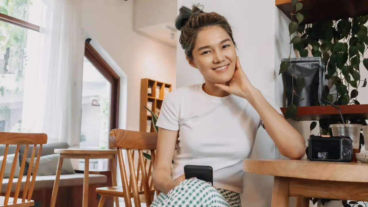 wanita juli aura glowing