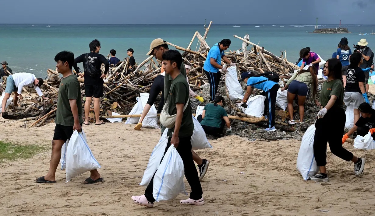 <p>Sebelumnya, dalam beberapa waktu terakhir, pesisir pantai di wilayah Kedonganan, Bali, kembali menjadi lokasi tumpukan sampah kiriman. (SONNY TUMBELAKA/AFP)</p>