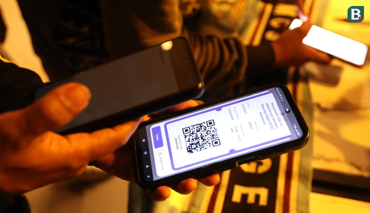 <p>Pengunjung melakukan scan barcode registrasi Roaring Night Manchester City vs Manchester United di Babahramu Dine &amp; Bar, Episode Hotel, Gading Serpong, Tangerang, Minggu (3/3/2024). (Bola.com/M Iqbal Ichsan)</p>