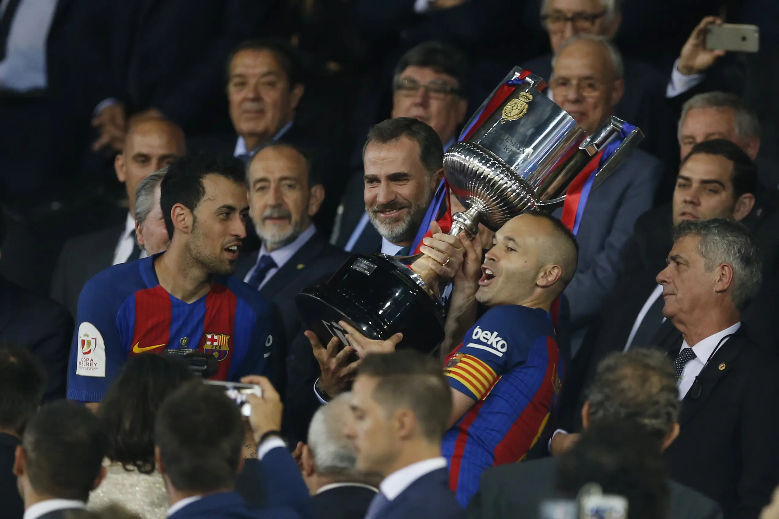Pemain Barcelona rayakan kesuksesan menjuarai Copa del Rey 2016/2017. (AP Photo)