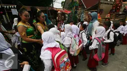 Siswa SD berebut salaman dengan penari saat berkunjung ke Taman Budaya Yogyakarta, Rabu, (20/7). Beberapa sekolah di Yogyakarta melakukan MOS secara edukatif di antaranya dengan mengenalkan seni budaya kepada siswanya. (Liputan6.com/Boy Harjanto)