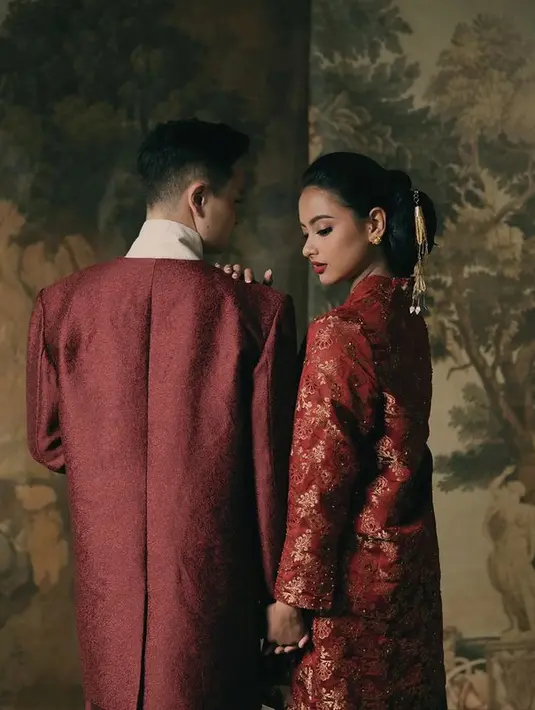 Menjelaskan dalam akun Instagramnya, Didiet Maulana menyebut konsep dari busana prewedding Amanda dan Tavan kali ini bertemakan The Beauty in Diversity. Di mana pasangan ini mengenakan busana yang terinspirasi dari busana peranakan dan inspirasi internasional. (instagram/didietmaulana)