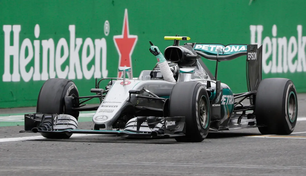 Pembalap Mercedes Nico Rosberg melintas di garis finish usai memenangkan F1 Grand Prix Italia, di Monza, Italia Minggu (04/9). Enam putaran pertama, Rosberg terus memacu mobilnya hingga mendekati Vettel dari Ferrari. (Reuters/Max Rossi)