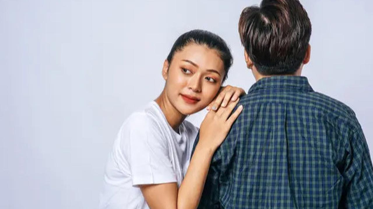 7 Tanda Orang yang Kamu Suka Secara Diam-diam Ternyata Miliki Perasaan yang Sama Terhadapmu