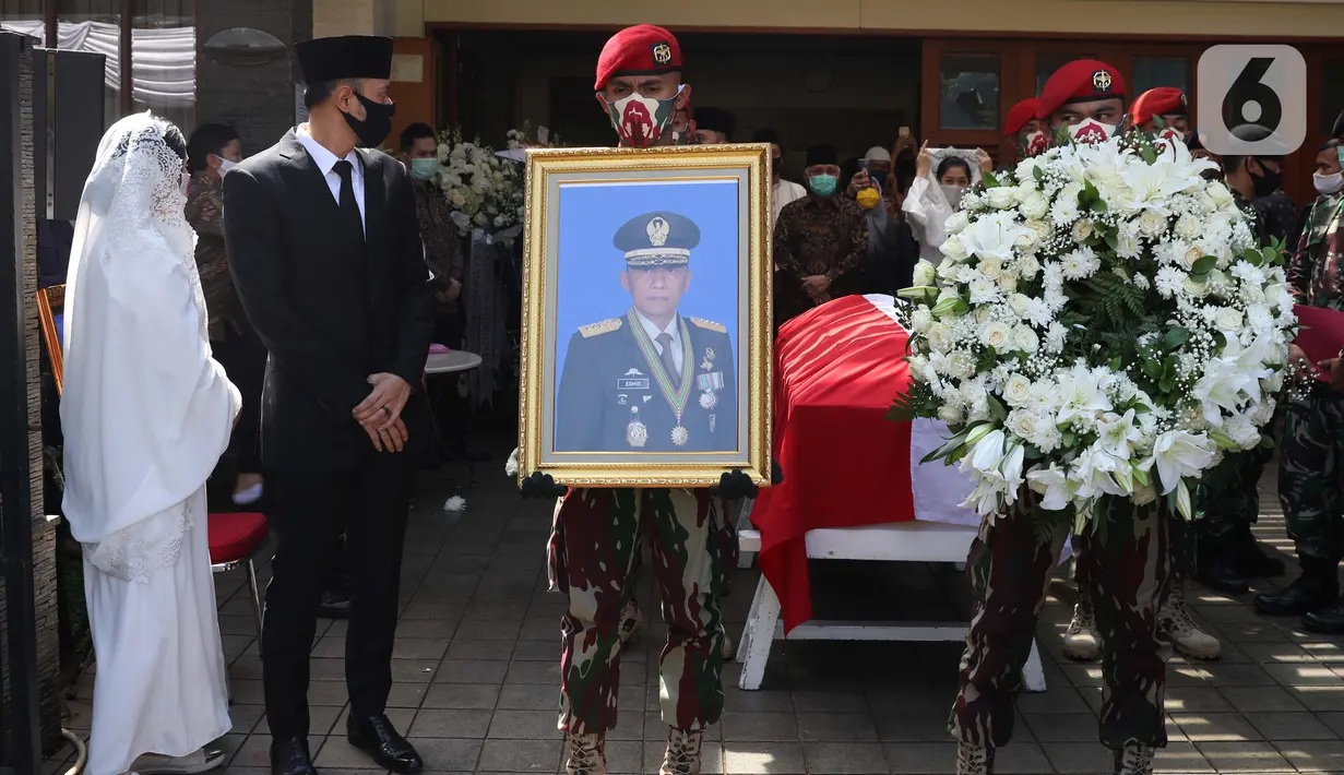 Prajurit TNI bersiap jelang upacara persemayaman mantan KSAD Jenderal TNI (Purn) Pramono Edhie Wibowo di kawasan Puri Cikeas, Kab Bogor, Jabar, Minggu (14/6/2020). Pramono Edhie Wibowo wafat di usia 65 tahun dan akan dimakamkan secara militer di TMPN Kalibata. (Liputan6.com/Helmi Fithriansyah)