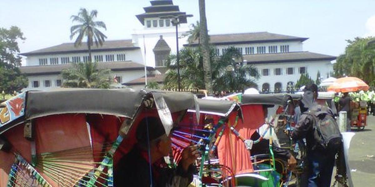 Demo lama dan bayaran kecil, massa aksi dan sopir bis protes