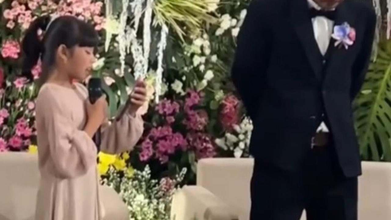 Beda 19 Tahun, Bocah Perempuan Ini Menangis Haru di Pernikahan Kakaknya