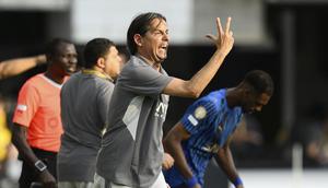 Pelatih Al Hilal, Simone Inzaghi, bereaksi dari pinggir lapangan dalam pertandingan Grup H Piala Dunia Antarklub antara Salzburg dan Al Hilal di Washington, Minggu, 22 Juni 2025. (AP Photo/Nick Wass)