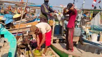 Khadma dan sejumlah nelayan lain asal Desa Ambulu Kecamatan Losari Kabupaten Cirebon hingga saat ini masih menggunakan konventer kit elpiji 3 kg sebagai bahan bakar untuk melaut. Foto (Liputan6.com / Panji Prayitno)