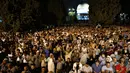 Muslim Palestina memanjatkan doa sambil menunggu Lailatul Qadar di luar Dome of the Rock, kompleks masjid Al-Aqsa di Kota Tua Yerusalem, Senin (11/6). Umat Islam menanti malam lailatul qadar pada sepuluh hari terakhir Ramadan. (AFP/AHMAD GHARABLI)