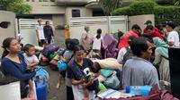 Ratusan warga mengungsi menjauh lokasi titik api kebakaran di Jalan Simprug Golf 2, Kebayoran Lama, Jakarta Selatan, Minggu (21/8/2022) siang (Liputan6.com/Muhammad Radityo Priyasmoro)