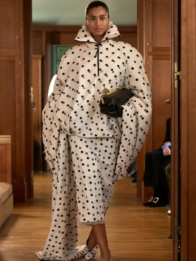 Polkadot Is Back! Motif Ikonis Ini Jadi ‘The It Print’ Musim Panas 2025, Dipakai Jihyo Twice, Hailey Bieber, hingga Olivia Rodrigo