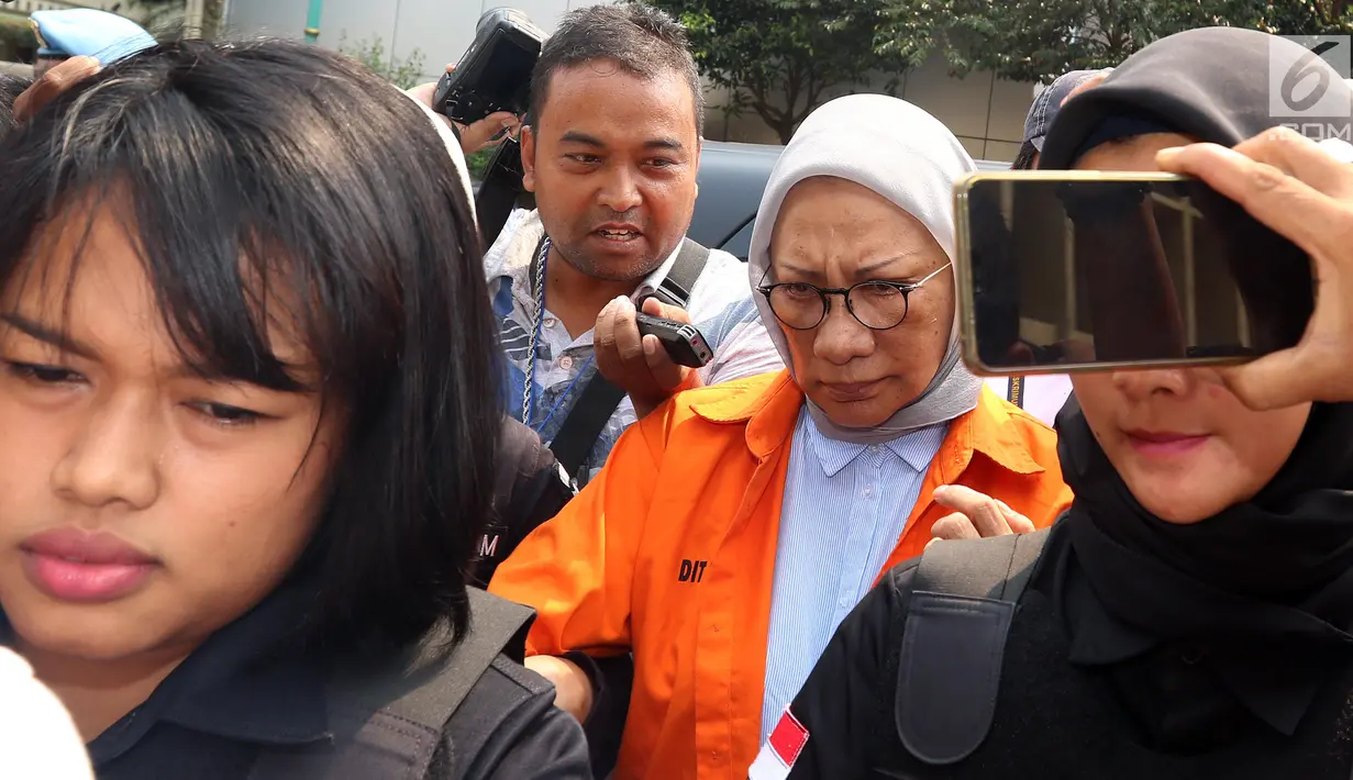 Tersangka Ratna Sarumpaet keluar dari mobil untuk memeriksa kesehatannya di Bidang Kedokteran dan Kesehatan (Biddokkes) Polda Metro Jaya, Jakarta, Rabu (10/10). Ratna Sarumpaet ditahan terkait kasus hoaks penganiayaan. (Liputan6.com/Johan Tallo)