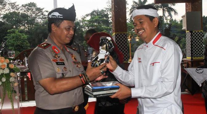 Dedi memberikan Patung Menong dan sejumlah buku tentang kesundaan yang menjadi buah pemikirannya selama jadi Bupati.