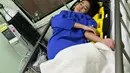 "10/03/2023 hari ini , Puteri sekali lagi terpaksa digegaskan ke Hospital Kuala Lumpur (HKL) menaiki Ambulans pada pukul 3pagi tadi dan dimasukkan ke ZON KUNING kerana mengalami kencing yang mengalir tanpa disedari serta kebas dibahagian kaki.," tulisnya  [Instagram/puterirafasya1]