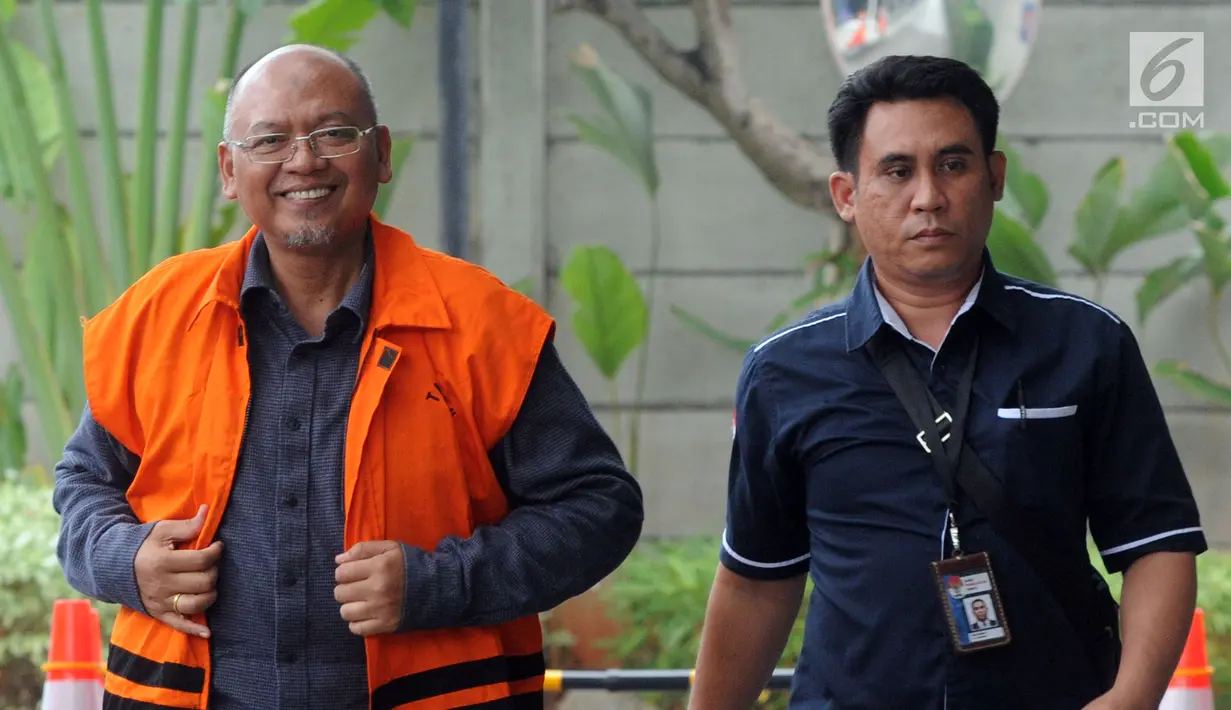 Bupati nonaktif Malang Rendra Kresna (kiri) tersenyum saat tiba di Gedung KPK, Jakarta, Kamis (1/11). Rendra tiba dengan memakai rompi tahanan dan mendapat pengawalan. (Merdeka.com/Dwi Narwoko)