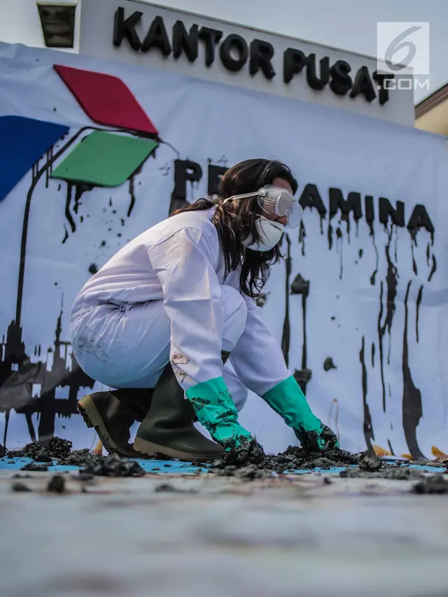 Aksi Teatrikal Terkait Pencemaran Minyak di Karawang