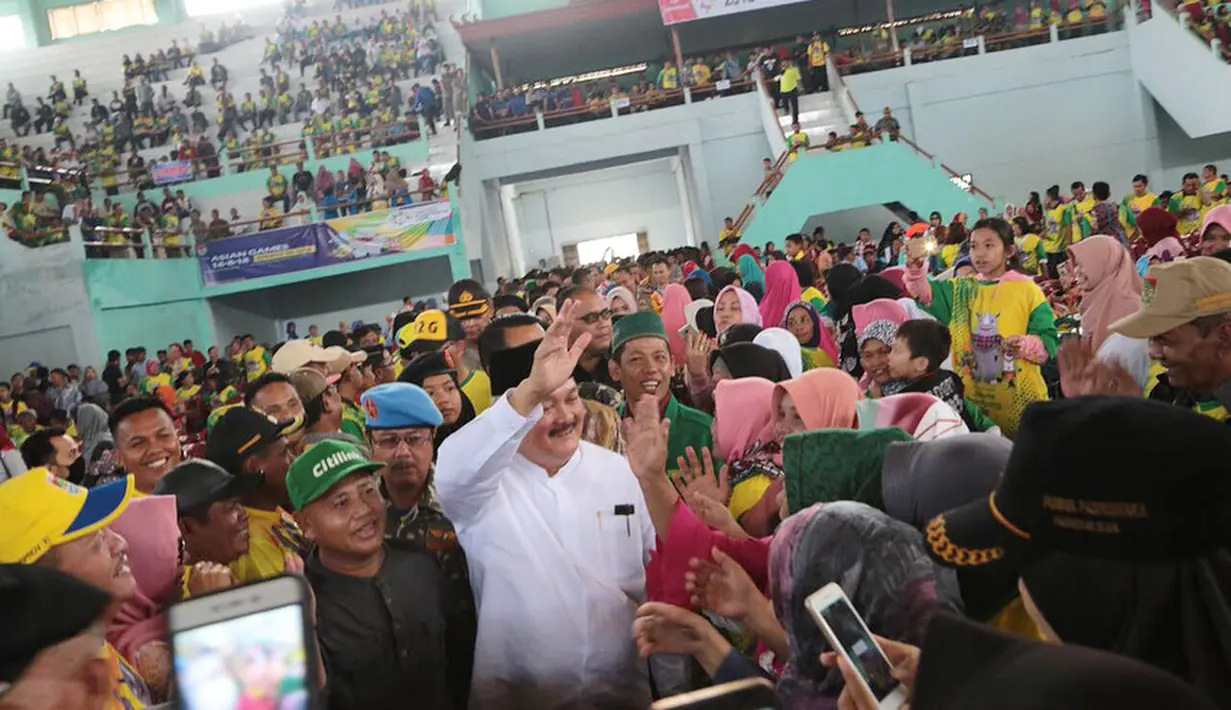 Saat itu yang menerima adalah Rita Subowo dan Gubernur Sumatra Selatan, Alex Noerdin. (instagram/alexnoerdin.id)