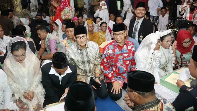 FOTO: Senyum Bahagia Pasangan Nikah Massal di Malam Tahun Baru